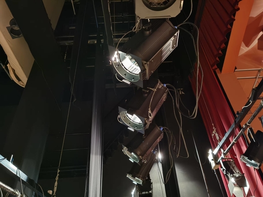 300W LED CRI95 Illuminazione da palcoscenico RGBALC 6 in 1 Auto Zoom Fresnel Spot Light con sistema di gestione del colore