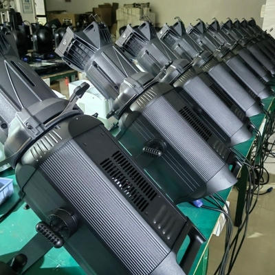 400W LED Profile Spotlight RGBALC 6 in 1 Completamente sintonizzabile da 2.700 a 12.000K con sistema di gestione del colore